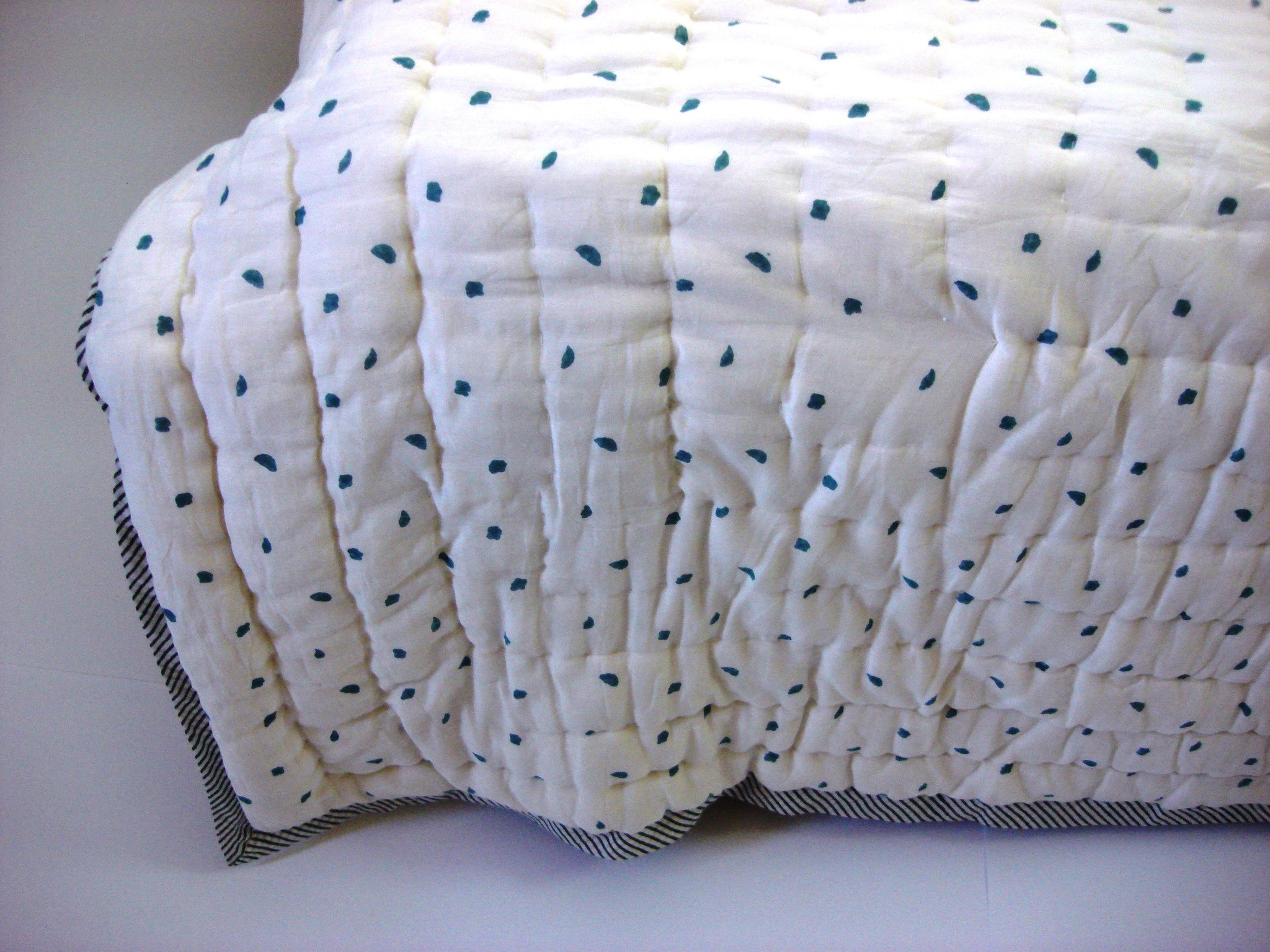 100% Handmade Cotton Queen Quilt - Patchwork Prints - Pentagon Crafts