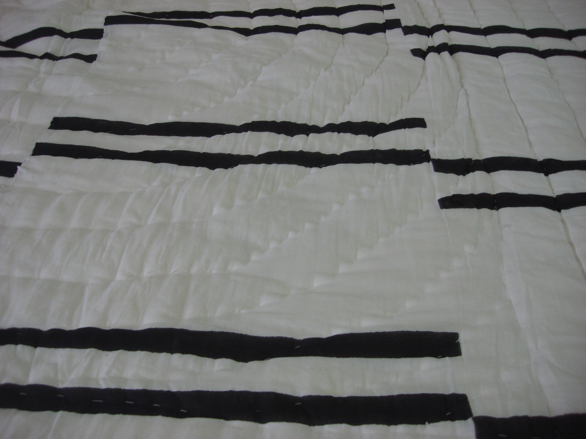 QBP 172 -100% Handmade Cotton Queen Quilt - Black on White design - Pentagon Crafts