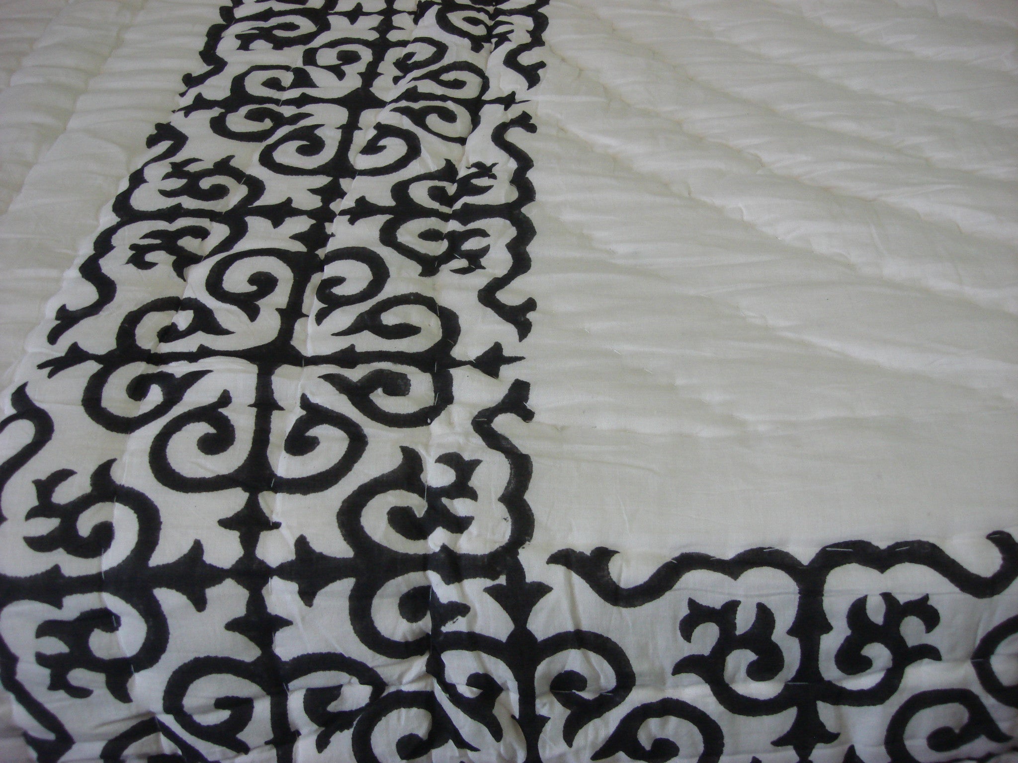 QBP 172 -100% Handmade Cotton Queen Quilt - Black on White design - Pentagon Crafts